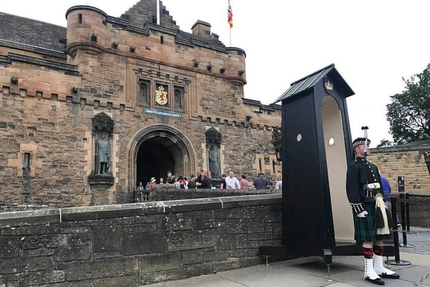 Edinburgh Castle: Guided Walking Tour with Entry Ticket 2