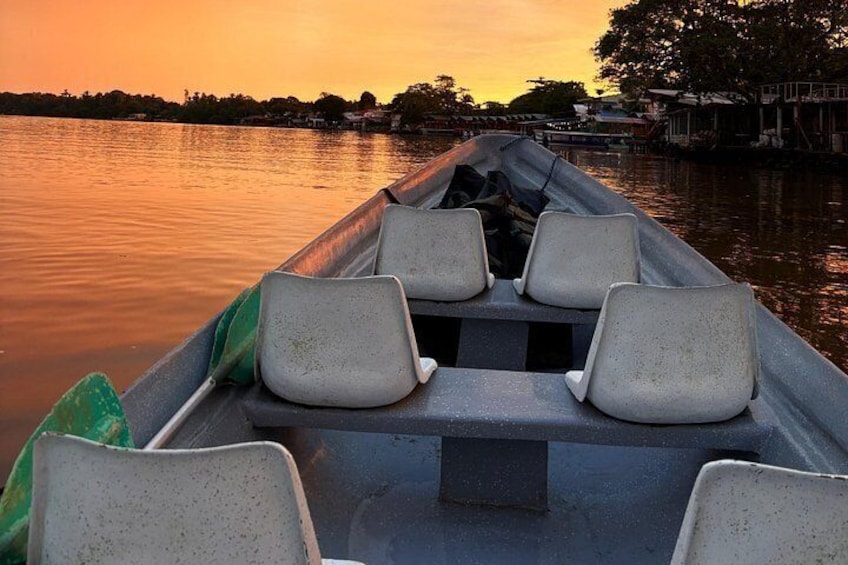 Un bote con seis asientos y una remo verde en el agua. 3