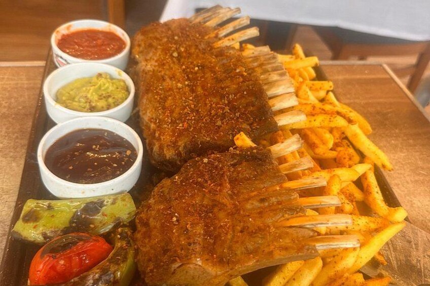 Un piatto di pesce fritto con patatine e salse. 2