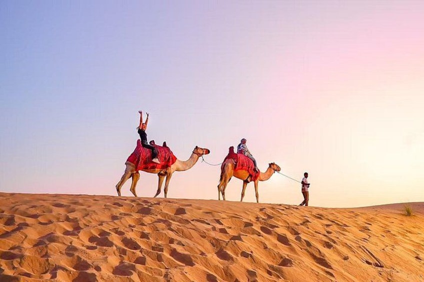 Paisaje desértico con dunas de arena y camellos. 3