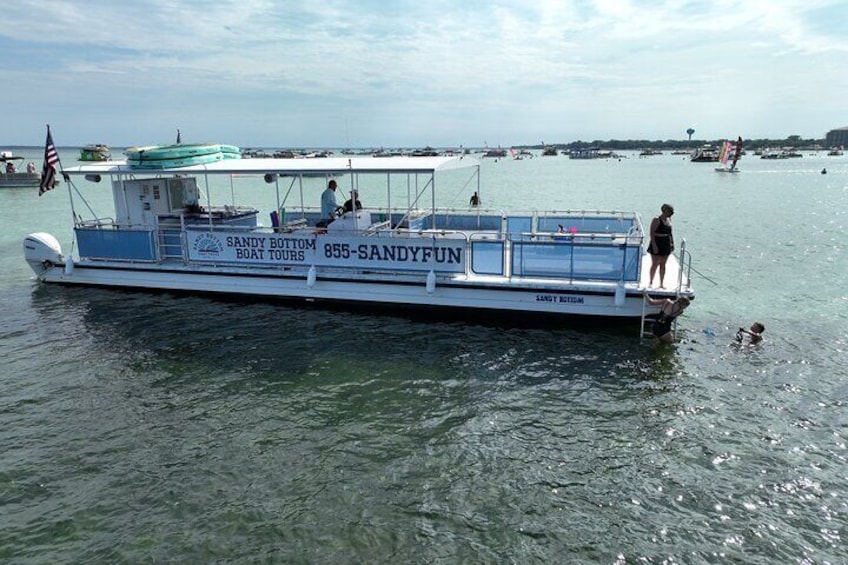 Un bateau appelé Sandy Bottom Boat Tours, dont le numéro est le 855-SANDYFUN. 5