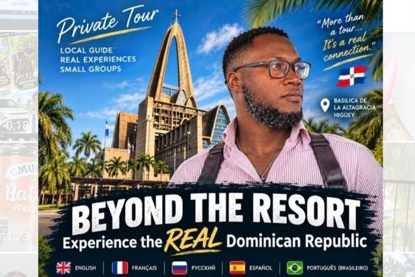 Un hombre frente a un edificio de arquitectura singular, en un entorno tropical, con publicidad que promociona una experiencia de tour privado. 1