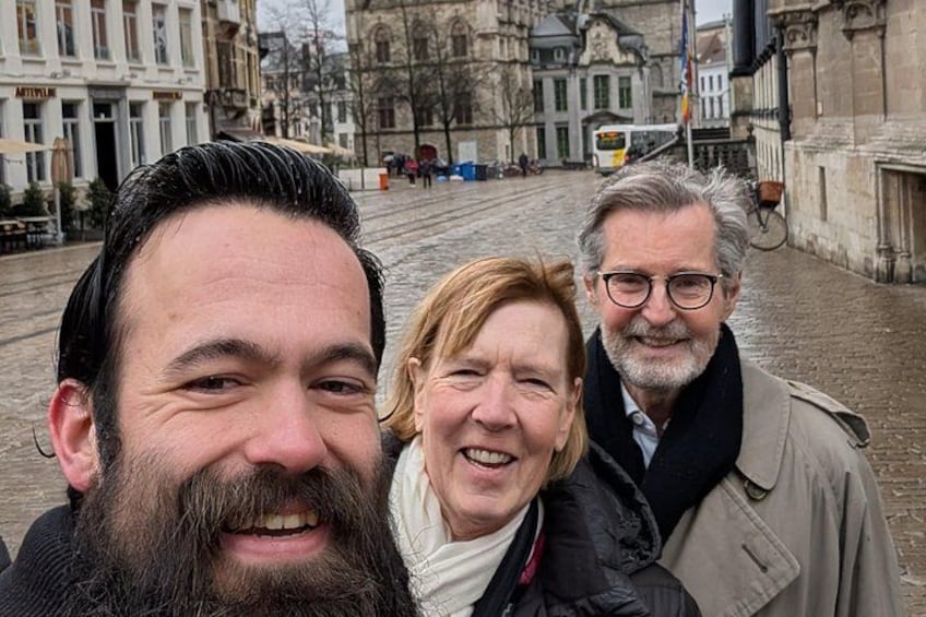 Una calle empedrada con edificios históricos, un tranvía y una persona con abrigo. 2