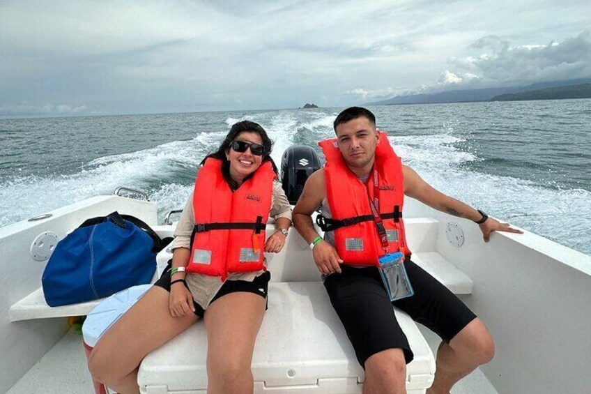 Dos personas en un bote, usando chalecos salvavidas. 4