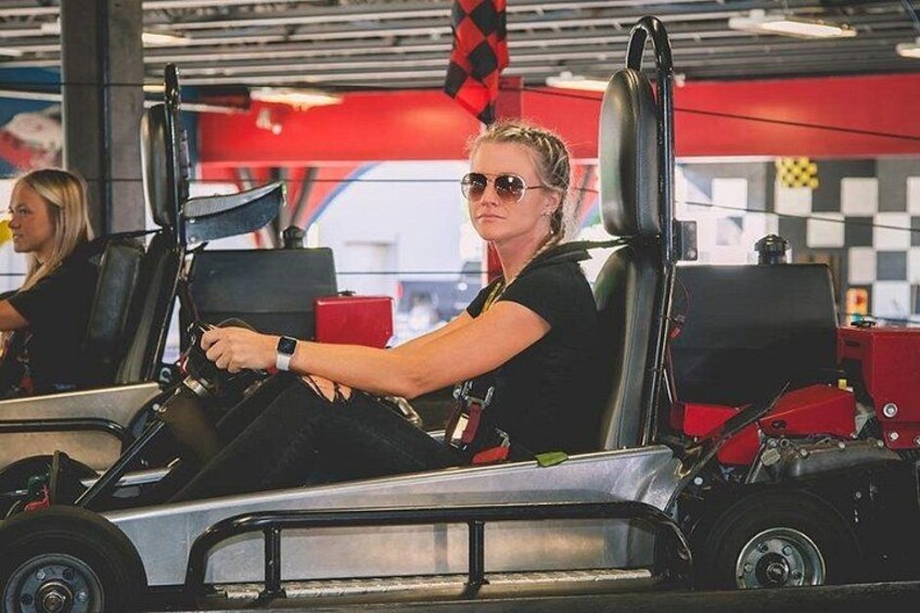En person i en gokart, klar til at køre. 1
