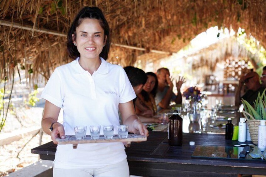 Une personne sert des boissons dans un bar en plein air doté d’un toit de chaume, et des clients sont assis à des tables. 4