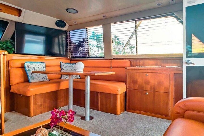 Un intérieur chaleureux avec un banc en bois, une petite table et un meuble. 2