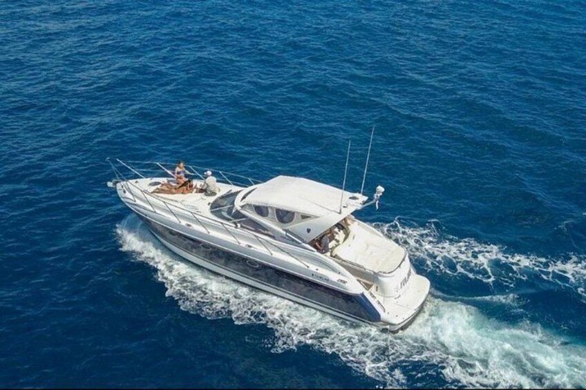 Un yacht de luxe navigue sur une mer bleue et limpide. 3