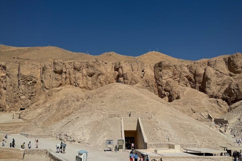 Une grande pyramide, entourée d’un paysage désertique, sous un ciel bleu azur. 3