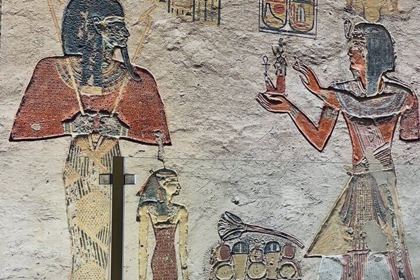 Un mur orné d’anciens hiéroglyphes et de motifs égyptiens. 4