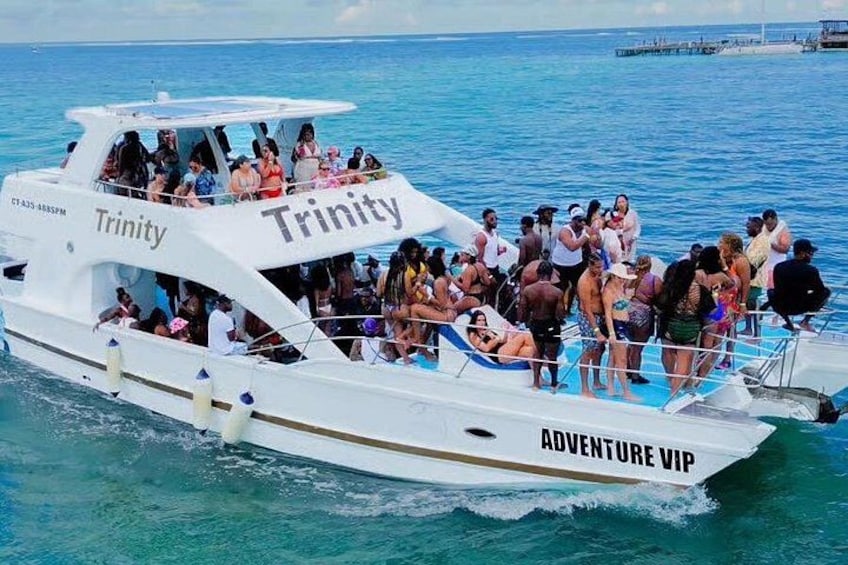 Un bateau blanc baptisé « Trinity », sur lequel on pouvait lire les mots « Adventure VIP », était rempli de personnes qui profitaient de l’eau. 1