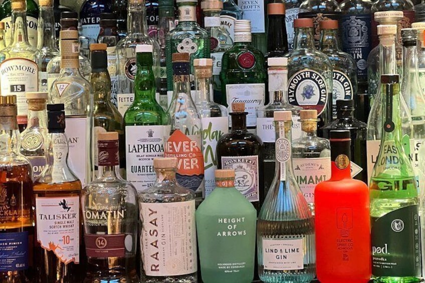 Variedad de botellas de licor con etiquetas, incluyendo marcas como Talisker y Laphroaig. 5