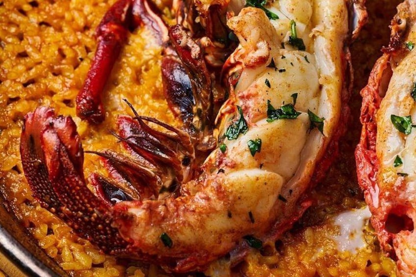 Un plato de mariscos con langosta y arroz. 2