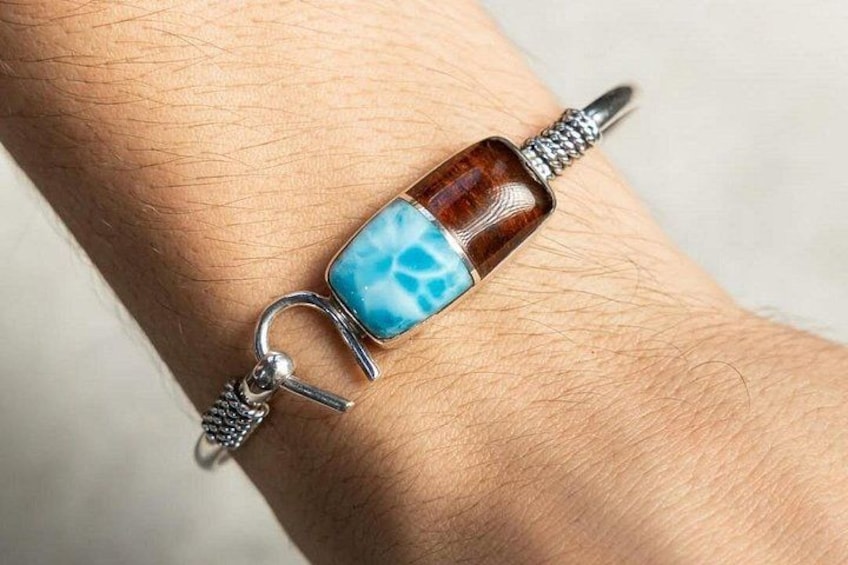 Una pulsera con una piedra turquesa y una cuenta de madera en una muñeca. 3