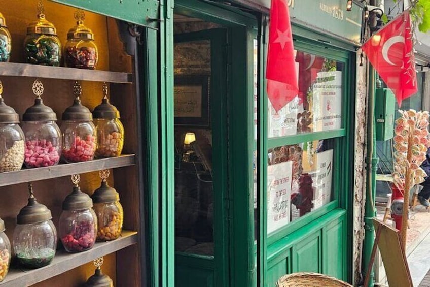 Una tienda con botes de caramelos y banderas turcas. 3