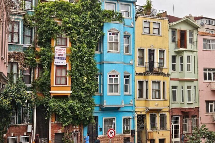 Una hilera de edificios coloridos con una señal de no girar a la derecha. 1