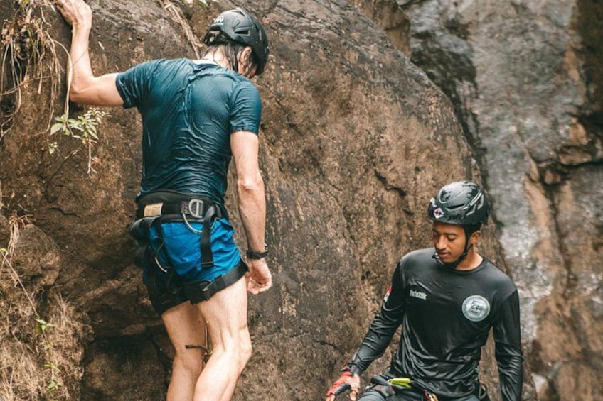 Dos personas escalando un risco rocoso. 3