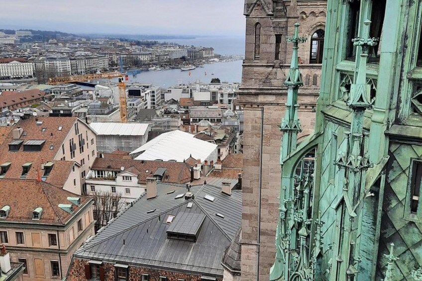 Un paisaje urbano con una imponente torre de iglesia, un río y una combinación de edificios históricos y modernos. 1