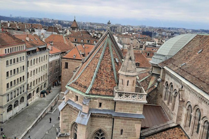 Un bâtiment historique doté d’un toit à forte pente et d’une tour imposante. 5