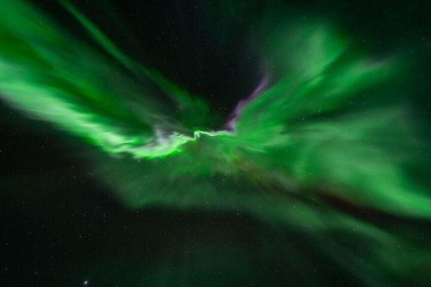 Un ciel étoilé illuminé par une aurore boréale verdoyante. 2