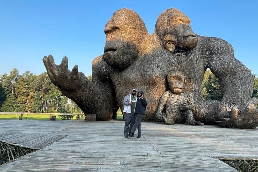 Una gran escultura de gorila con una persona de pie frente a ella. 5