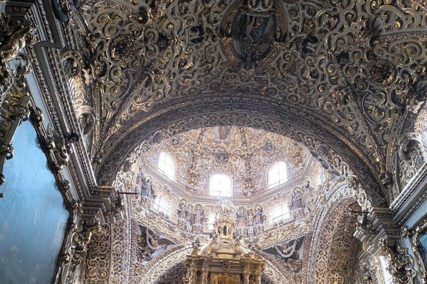 Un soffitto decorato con disegni elaborati e una cupola centrale. 3