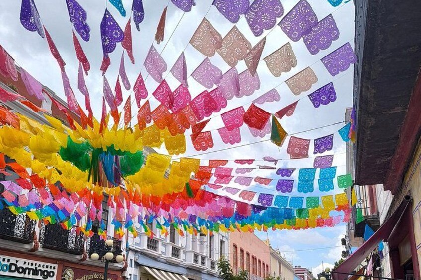 Una strada decorata con vivaci festoni di carta. 4