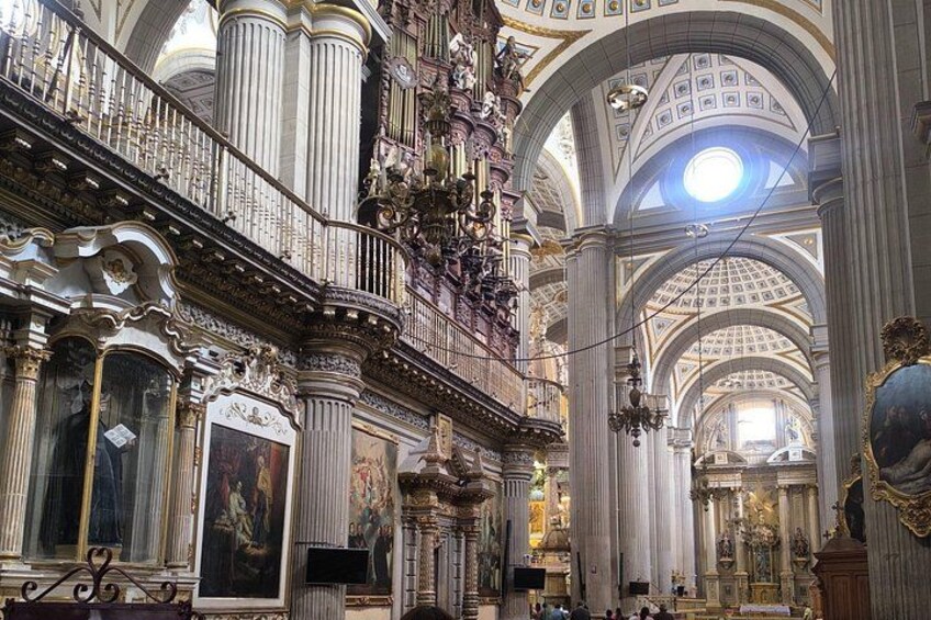 Un interno sfarzoso con soffitti alti, colonne e decorazioni elaborate. 2