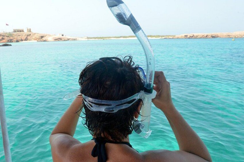 En person snorkler med snorkel og maske og ser ned i vandet. 2