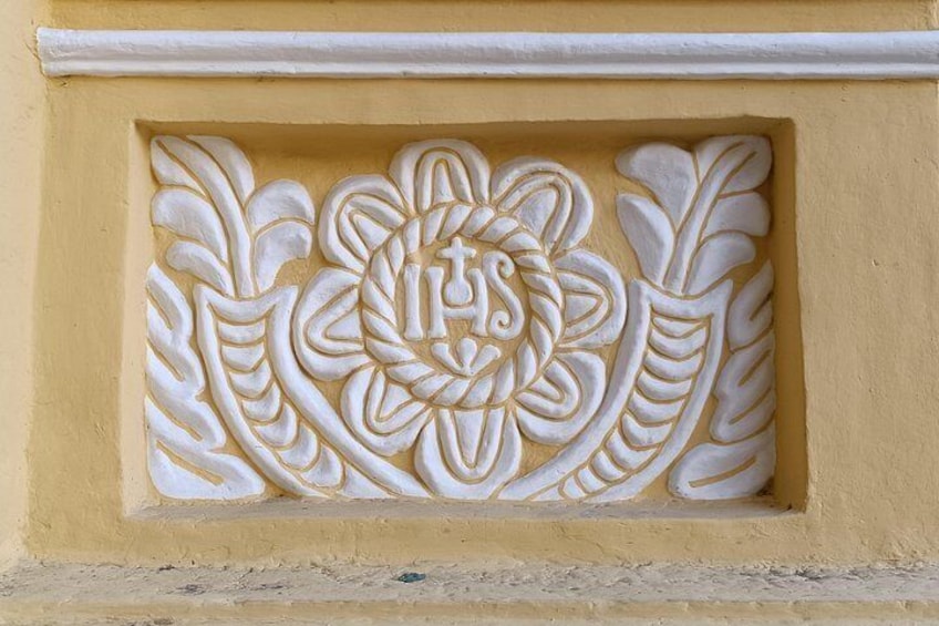 Un detallado relieve floral en una pared. 2