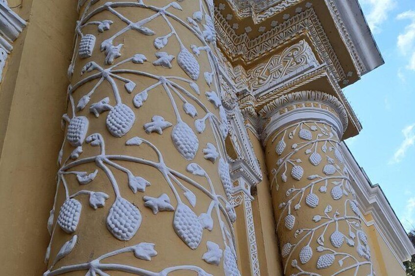 Un edificio con columnas ornamentadas con motivos florales y de frutas. 3