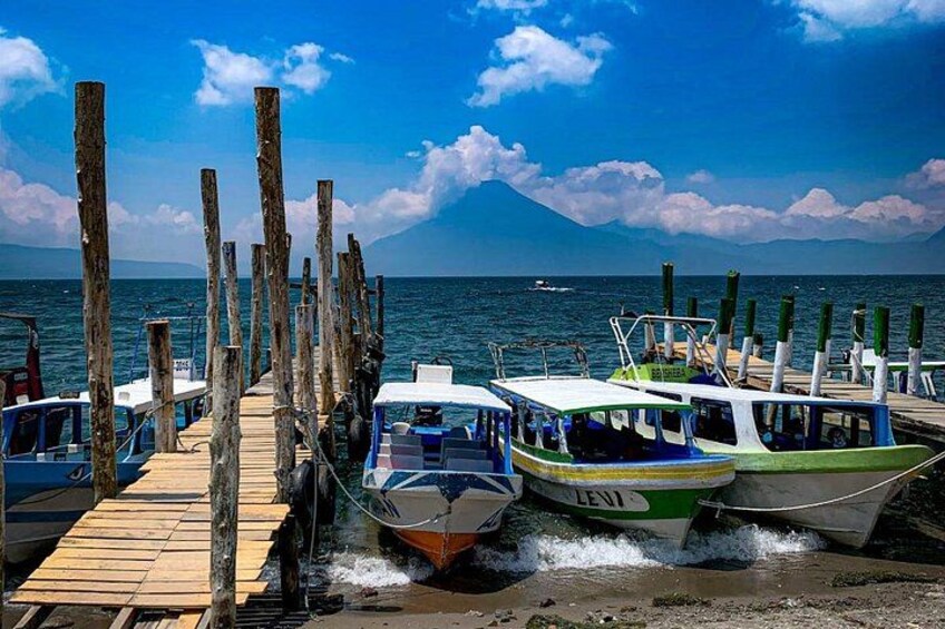 Un muelle de madera con barcos amarrados al final. 1
