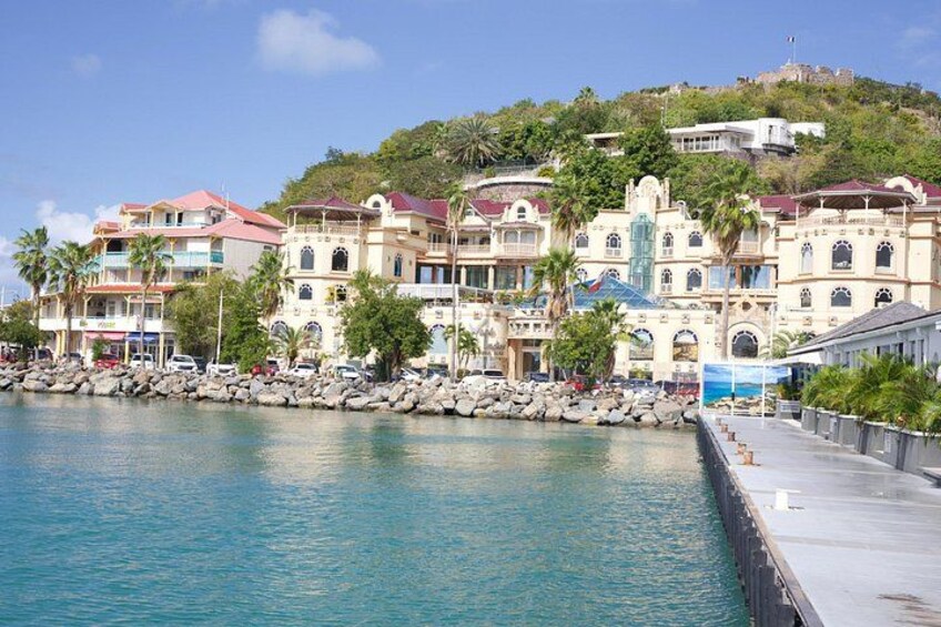 Un pueblo costero con edificios, un litoral rocoso y un mar azul cristalino. 5
