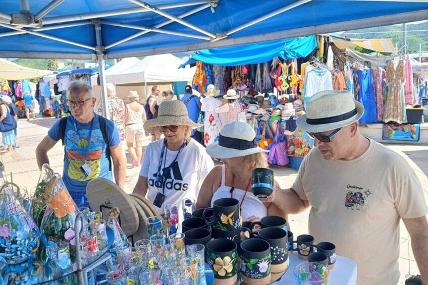 Un puesto de mercado con diversos artículos, incluyendo tazas y objetos decorativos. 2