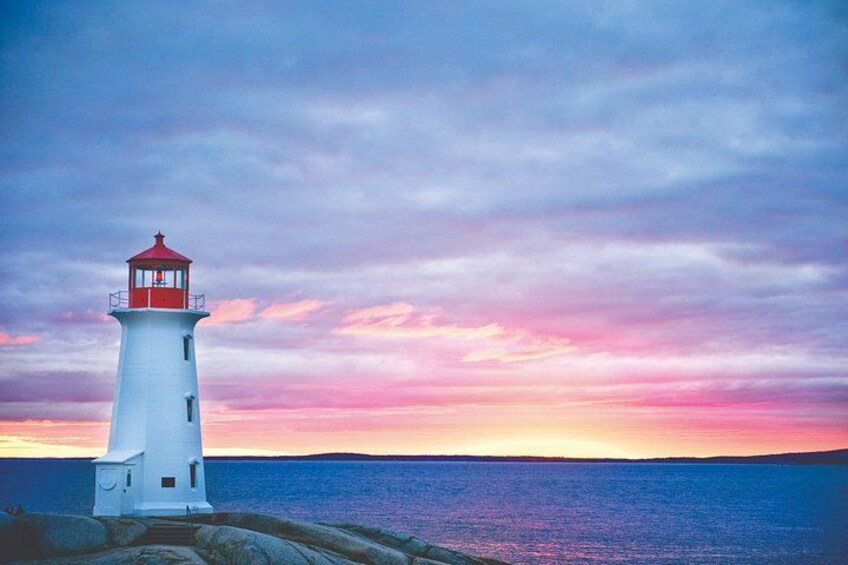 Ein Leuchtturm am Meer bei Sonnenuntergang. 1
