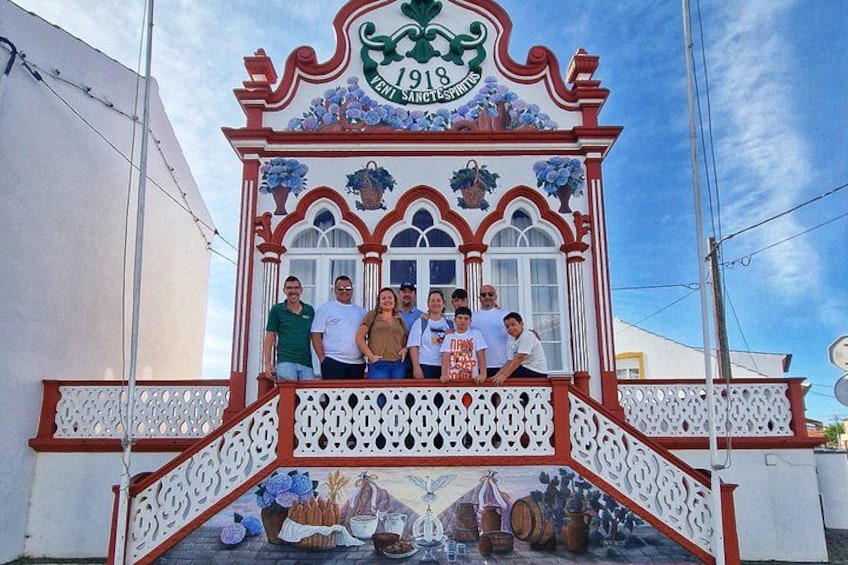 A decorative entrance with a sign reading '1918 VENT SANTA LEMOS' and a group of people posing in front. 2