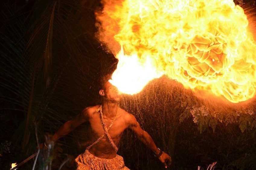 En person spyer ild, omgivet af en stor flamme. 5