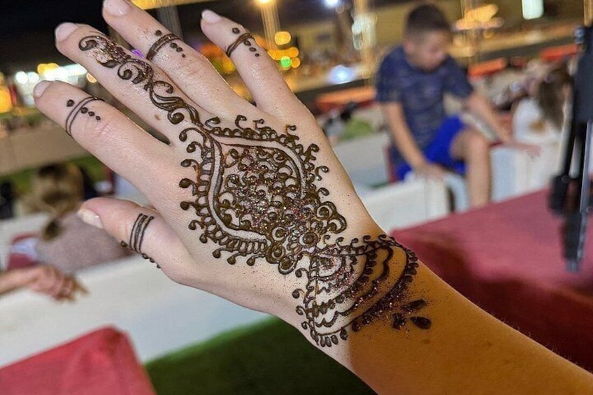 En hånd udsmykket med detaljeret henna. 4