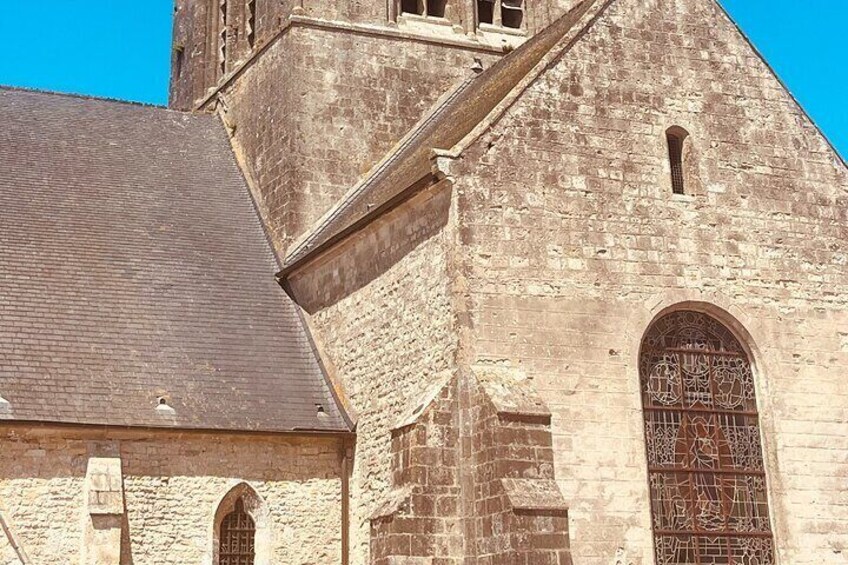 Une église en pierre dotée d’une grande fenêtre en arc de cercle et d’un clocher. 5