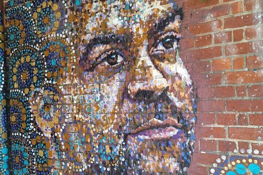 Ritratto in mosaico su un muro di mattoni. 3