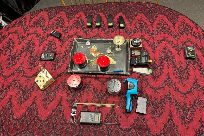 En samling elektroniska apparater och tillbehör arrangerade på en yta med ett mönster. 4