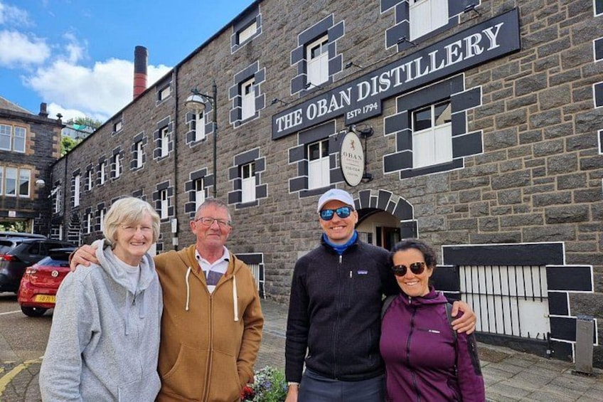 Ein Gebäude mit der Aufschrift 'The Oban Distillery' und dem Datum 'EST 1794'. 2