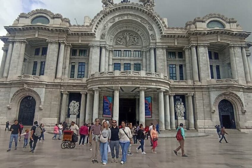 Un grand bâtiment imposant, orné de colonnes et de statues à l’avant. 4