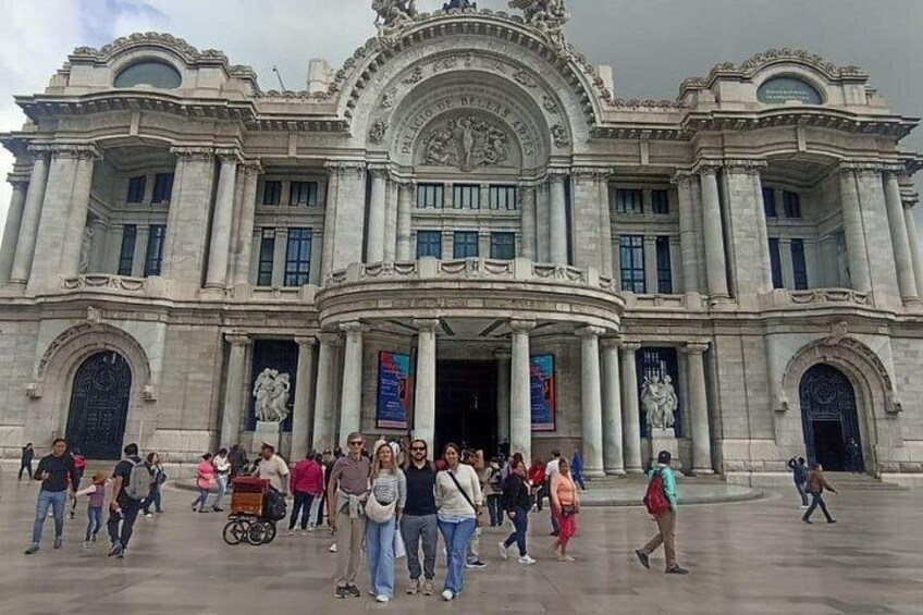 Un edificio grande y ornamentado de arquitectura clásica, con columnas y estatuas. 4