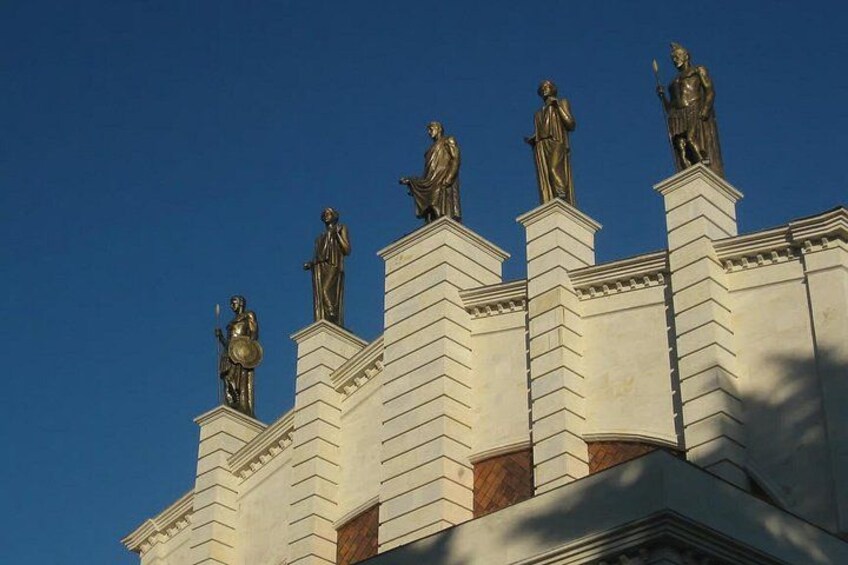 Ein Gebäude mit Statuen auf dem Dach. 2