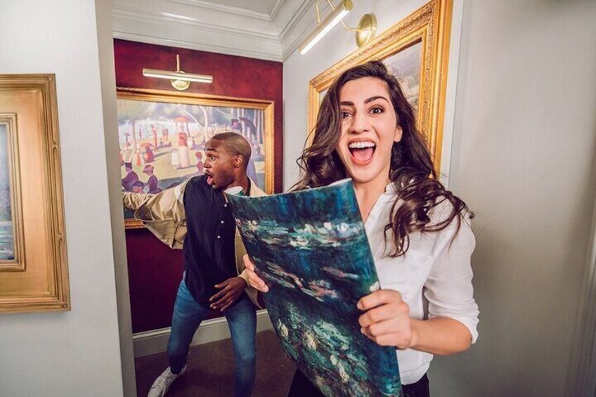 Iemand houdt een kaart vast in een gang met kunstwerken in lijsten aan de muren. 5