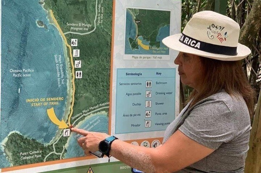 Eine Person zeigt auf eine Karte mit Wanderwegen. 3