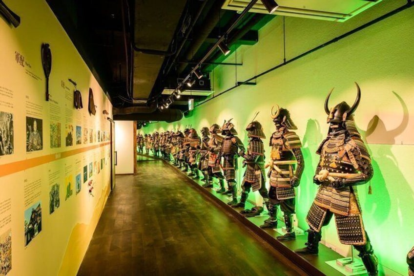 Eine Museumsausstellung mit einer Reihe von Samurai-Rüstungen. 4