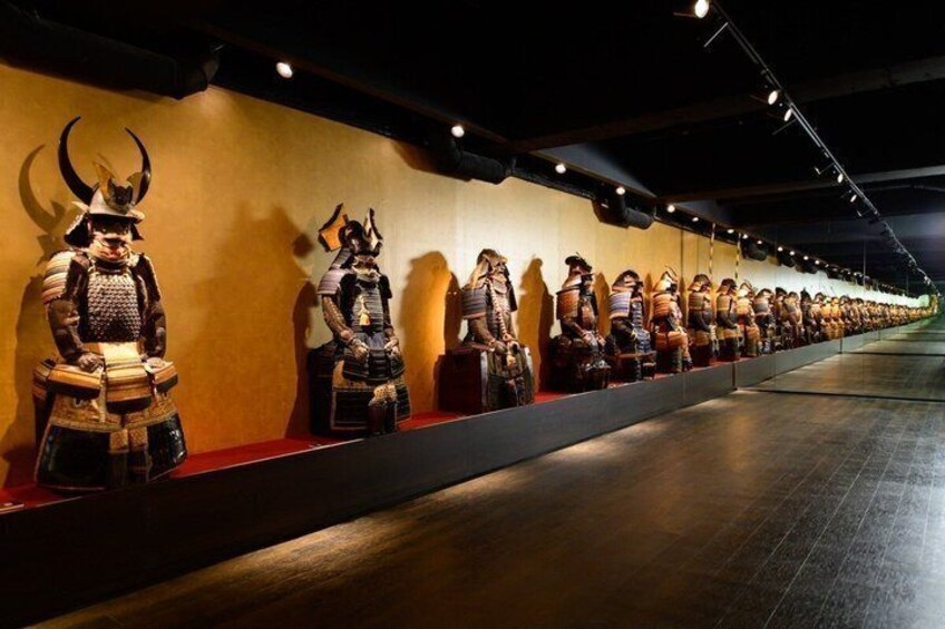 Eine Reihe von Samurai-Rüstungen in einem Museum. 3