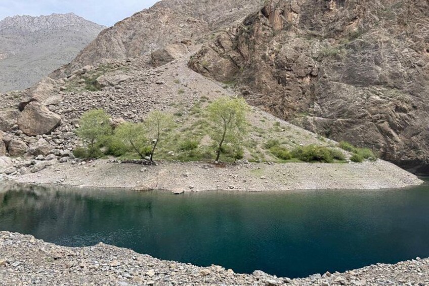 Un lac entouré d’un paysage rocheux et d’une végétation clairsemée. 2